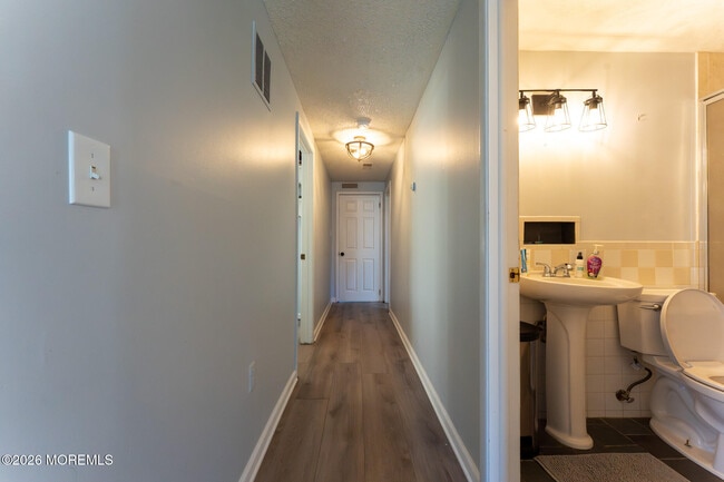 Building Photo - 406 Lawrence Dr