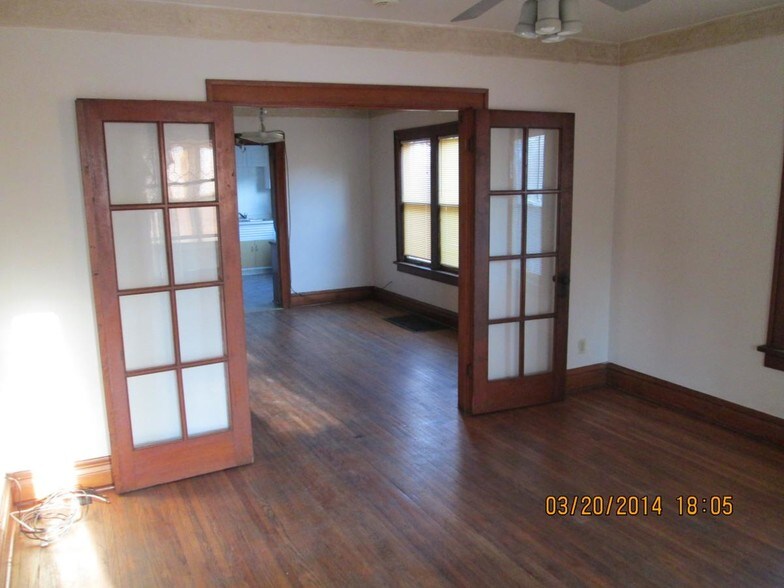 Main living room area - 1104 Elizabeth St