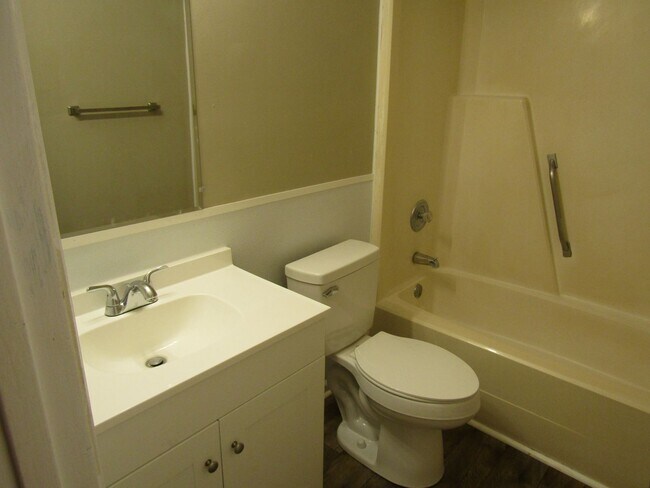 Building Photo - 255 Garden Cir