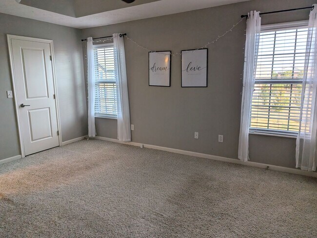 Building Photo - AVAILABLE NOW! Luxurious and Modern 3-4 Be...