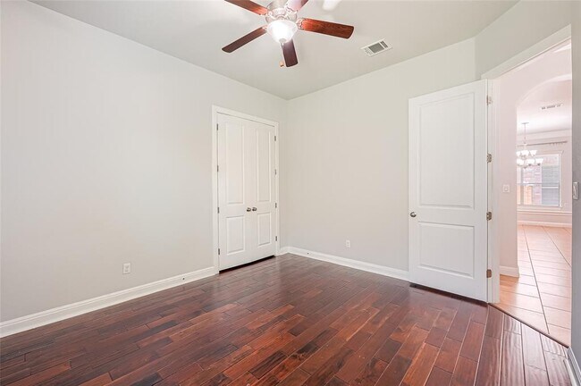Building Photo - 4006 Gloucester Dr