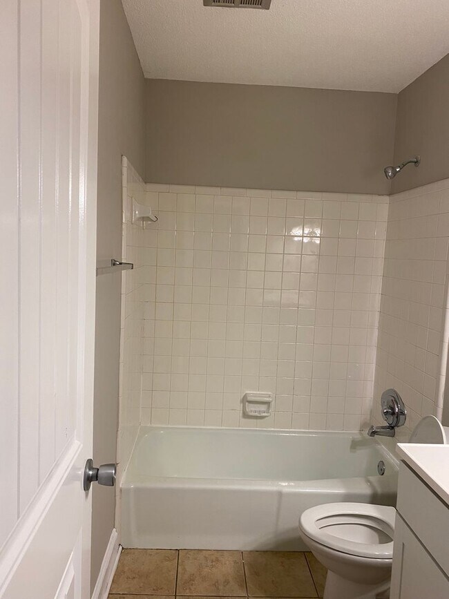 Building Photo - Move in Ready Updated 4 bed 2 bath with ga...