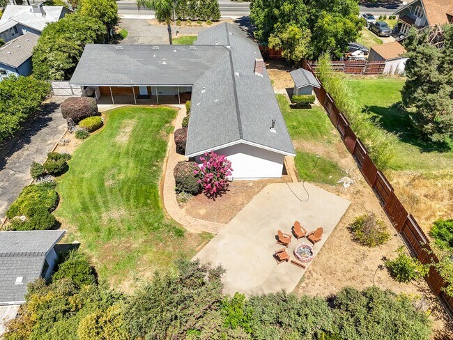 Building Photo - Modern Country Retreat on Half Acre in Gri...