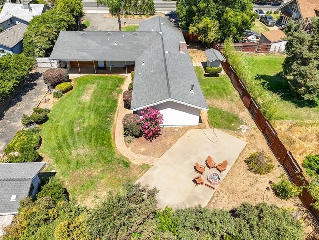 Building Photo - Modern Country Retreat on Half Acre in Gridley 3+ Bedrooms