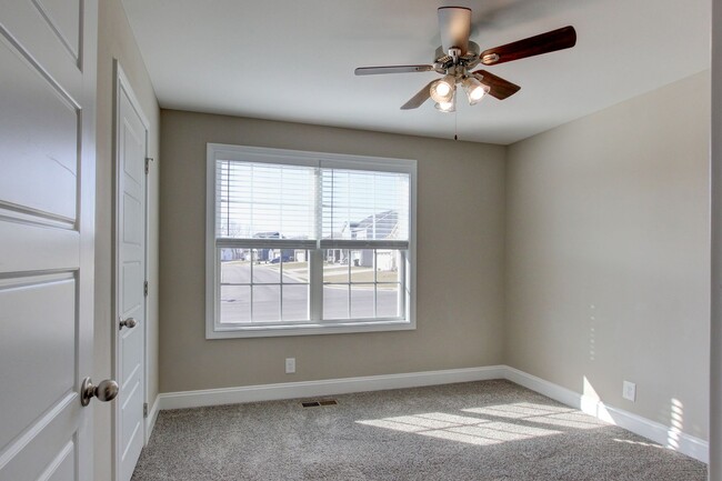 Building Photo - Fresh and Clean 3 bed 2 bath.  Sweet layout!