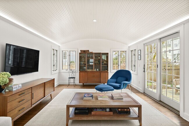 Building Photo - 104 Roton Ave