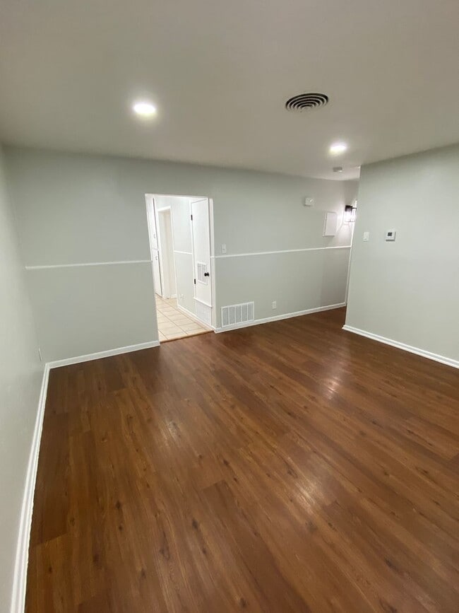 Building Photo - Recently Updated 3 Bedroom 2 Bath Minutes From Downtown