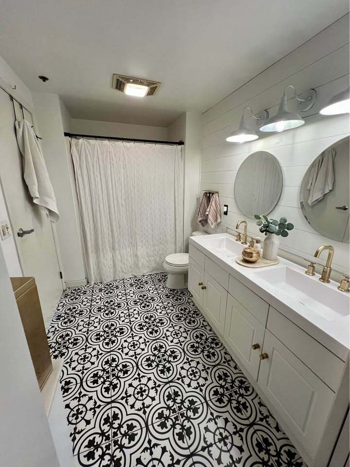 Master bathroom. - 234 E Reservoir Ave