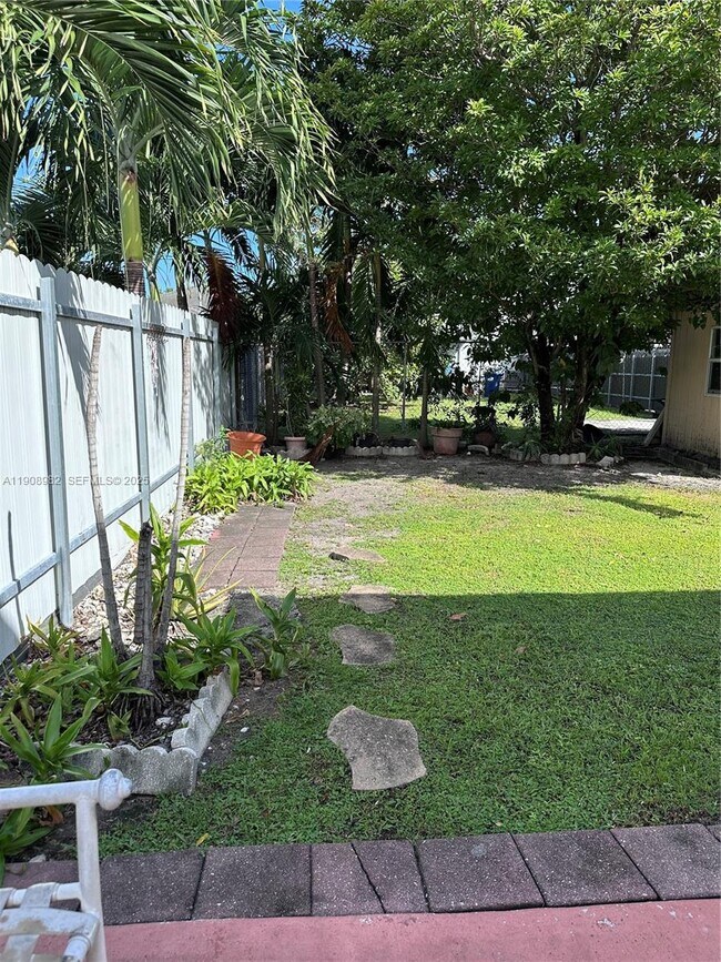 Building Photo - 16215 SW 139th Ct