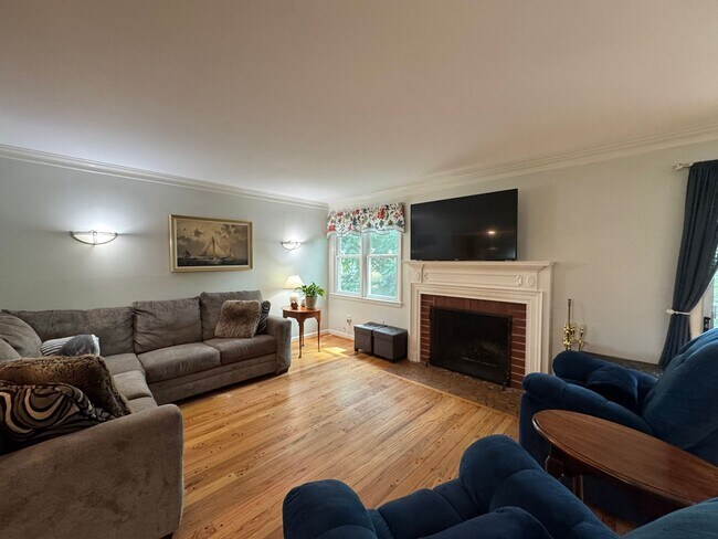 Building Photo - Refreshing 4 Bed 2/2 Bath End Unit Townhom...