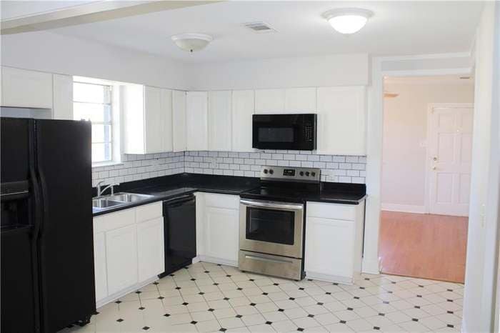 Building Photo - 4748 Newlands St