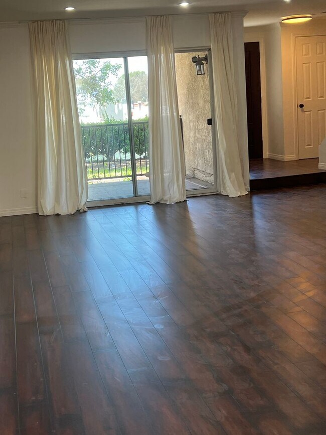 Building Photo - Cabrini 2 bedroom townhome