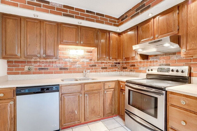 Building Photo - 5328 Larochelle Ct