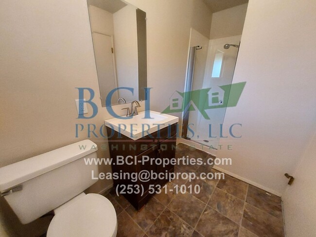 Building Photo - Beautiful 4 Bedroom/ 3 Bath Home close to ...