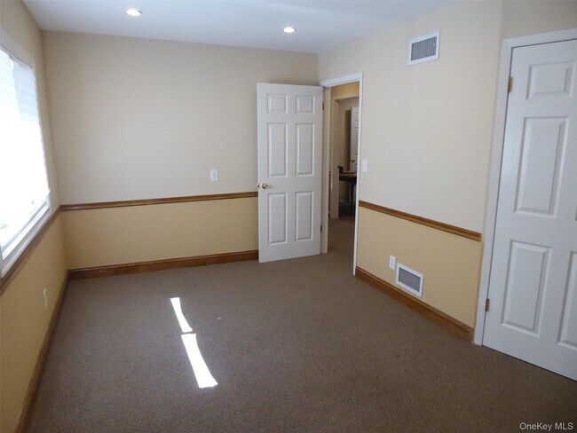 Building Photo - 122 Forest Ave