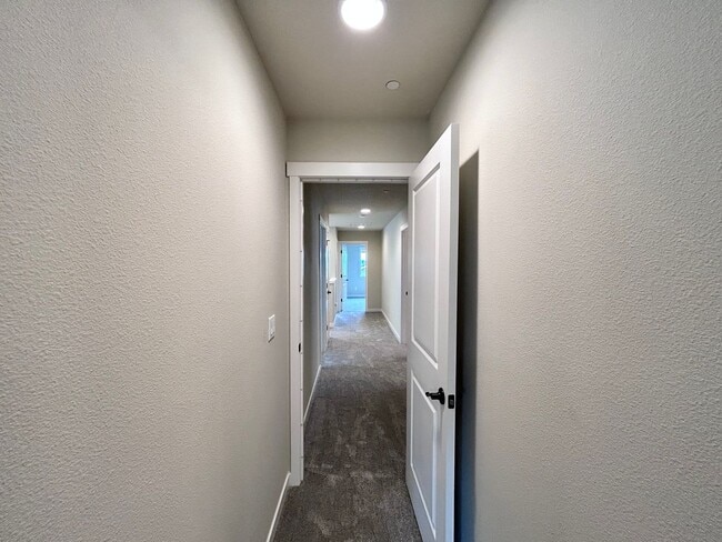 Building Photo - Incredibly Large 4 Bed 2.5 Bath Charmer!