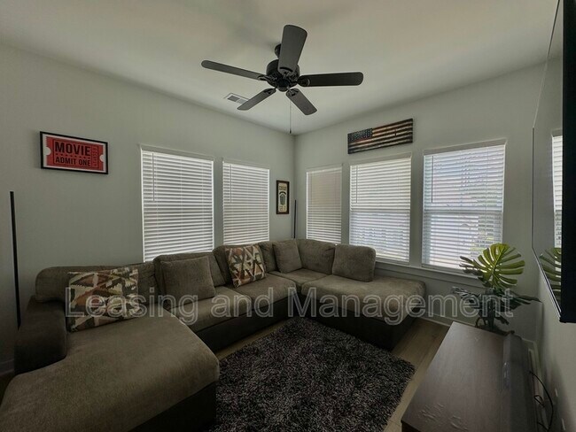 Building Photo - 125 Trumpet Vine Dr