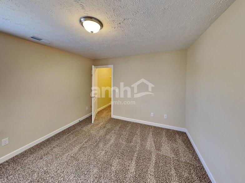 Building Photo - 886 Daybreak Dr