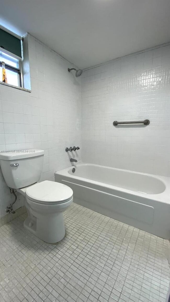 Building Photo - 2640 Garden Dr S