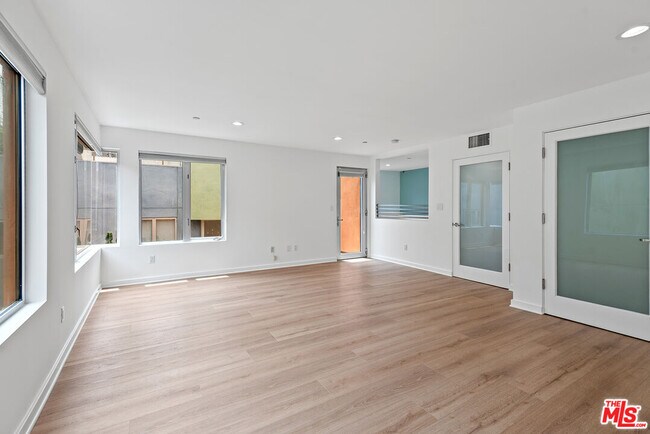 Building Photo - 900 N W Knoll Dr