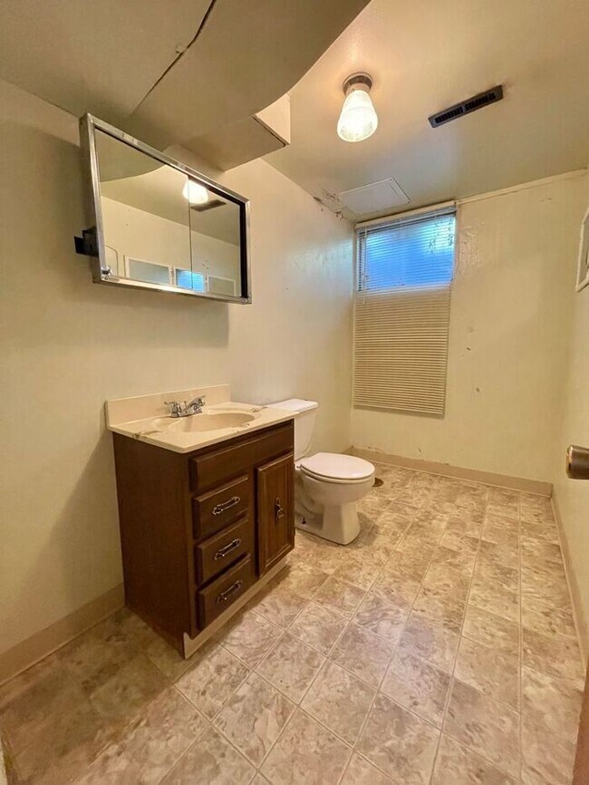 Building Photo - Spacious 3 Bedroom, 1.5 Bathroom Home in G...