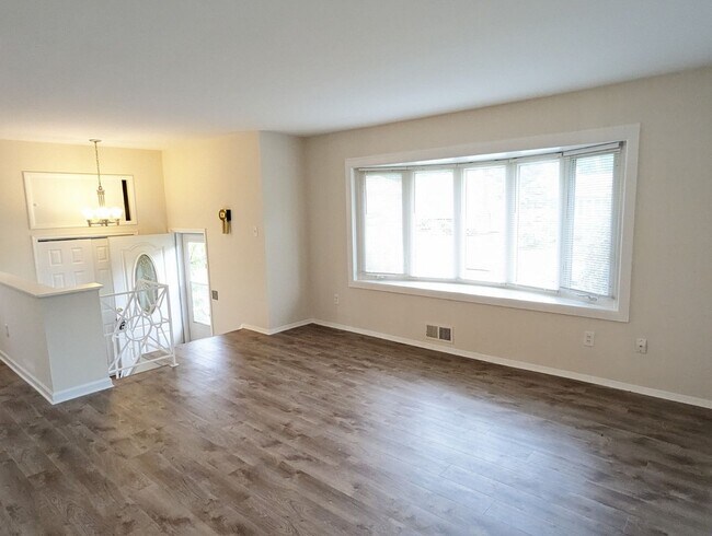 Building Photo - Split foyer SFH in established neighborhoo...