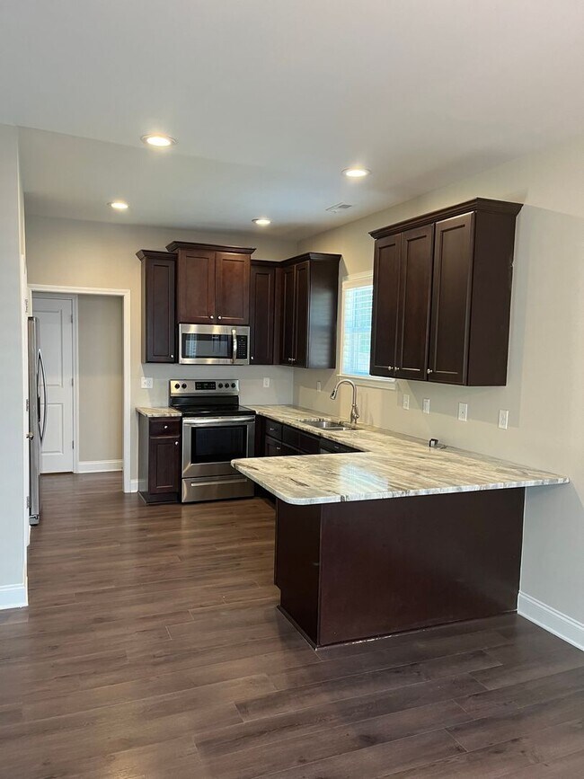 Building Photo - Large home, Pet friendly