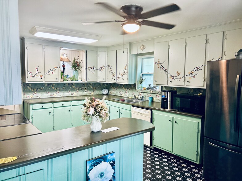 Full kitchen shared - 4037 Hamilton Rd