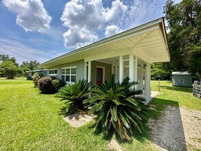 Building Photo - 2 bedroom 1 bath house for rent in Pensaco...