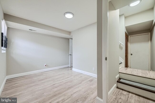 Building Photo - Modern 2-Bedroom Gem with Deck