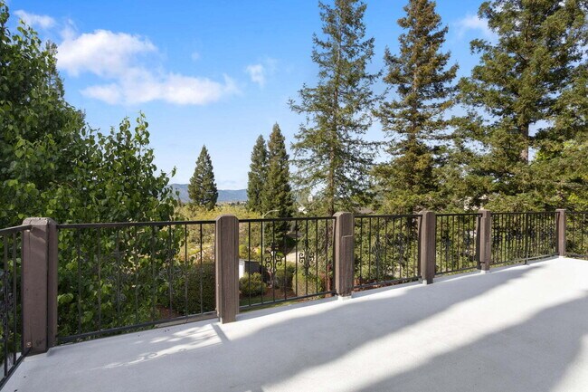 Building Photo - Gorgeous Executive Level Home 4 beds 3 baths close to hospitals and courthouse