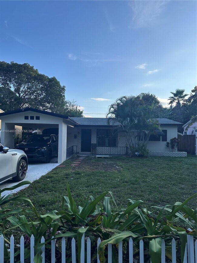 Building Photo - 200 SE 19th St