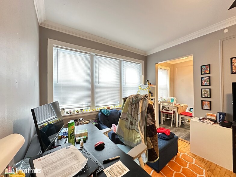 Building Photo - 5517 N Kenmore Ave