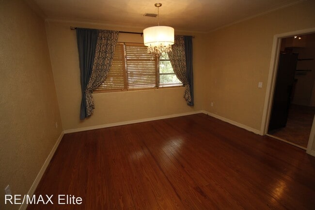 Building Photo - 3 br, 2 bath House - 2108 Oak St