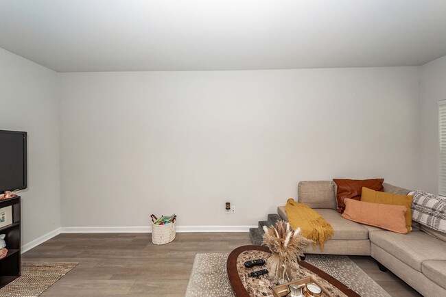 Building Photo - 3 Bedroom 2.5 Bath Single Family Home in W...