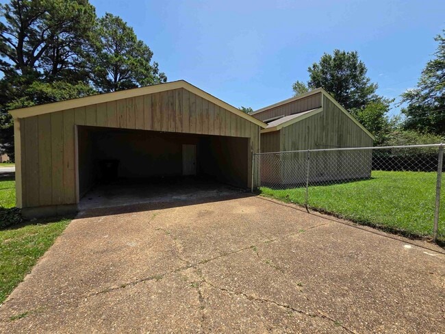Building Photo - 6369 Golden Park Dr