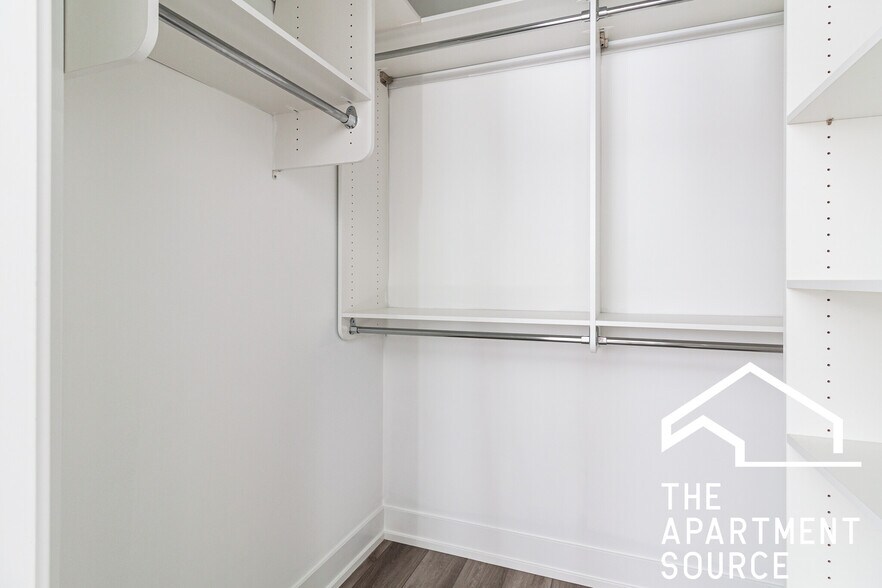 Building Photo - 3939 N Janssen Ave