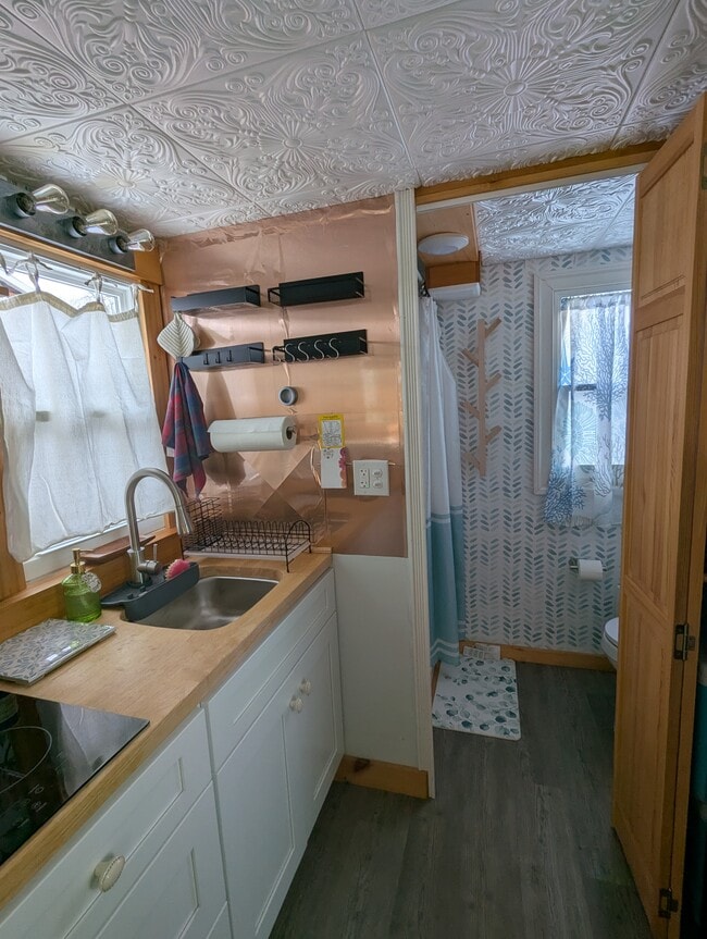 Building Photo - 16 Pine St