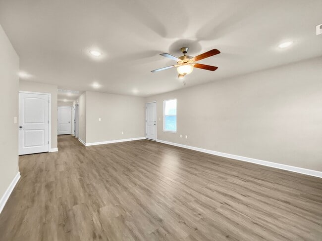 Building Photo - Spacious 3-Bedroom Townhome in Prime Colonial Highlands Location