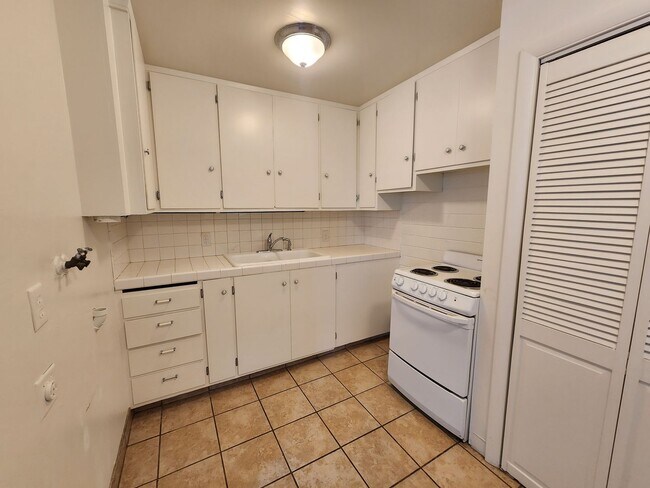 Building Photo - MetHigh (8Plex 2Bldg) ***