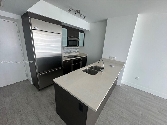 Building Photo - 500 Brickell Ave