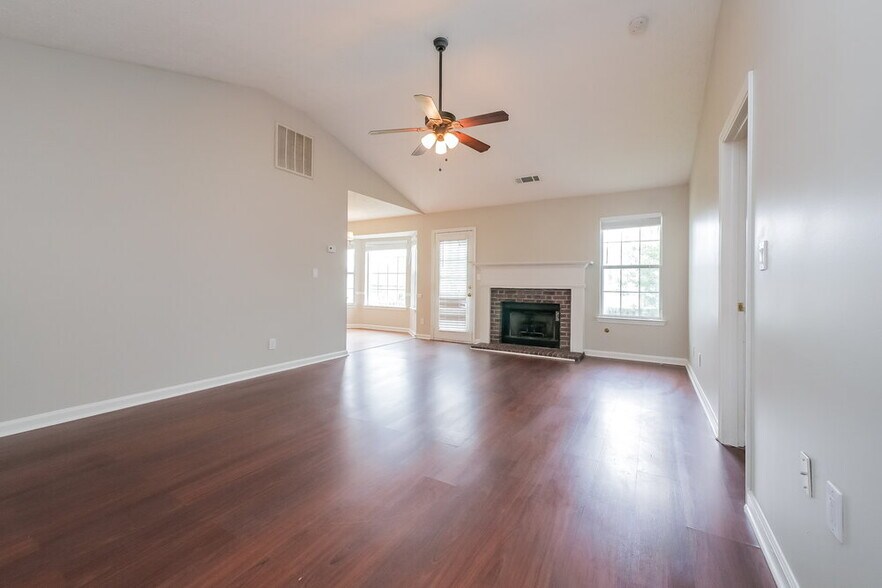 Building Photo - 454 Village Cir
