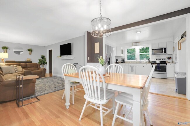 Building Photo - 619 Graycroft Dr SW
