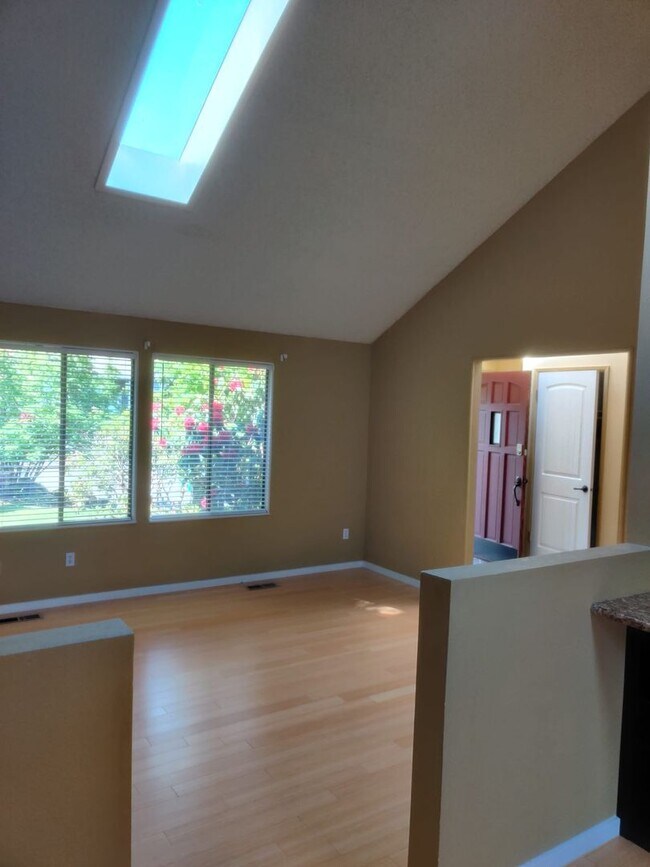 Building Photo - Private access to Lake Sammamish house
