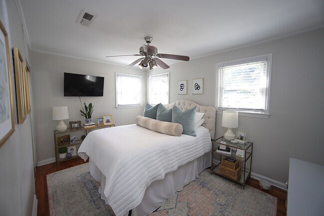 Building Photo - Two Bedroom Cottage in Five Points - Insid...
