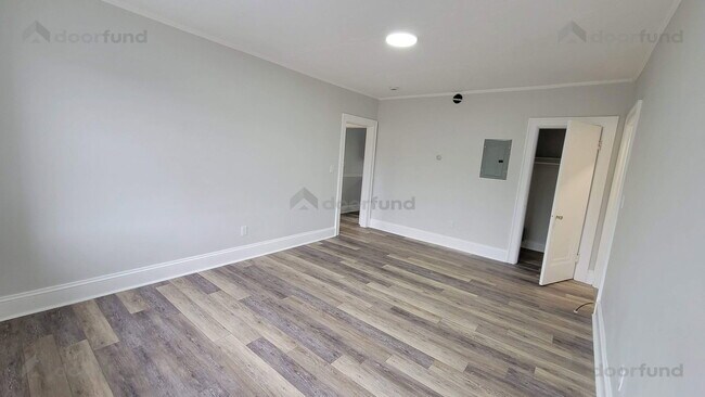 Building Photo - 1008 Main St