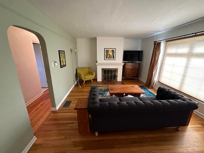 Building Photo - 732 Loma Vista Dr NE