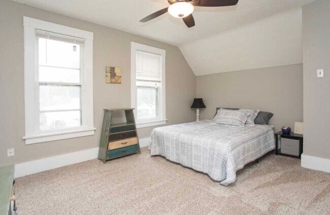 Building Photo - 3x2 corner lot w/ fenced backyard