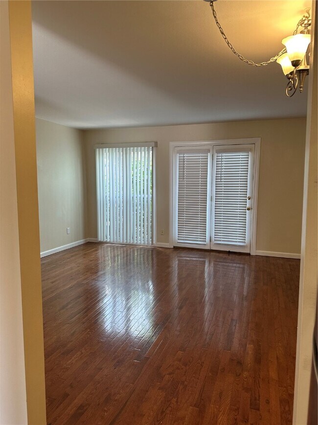 Building Photo - 1126 Rue La Chelle Walk