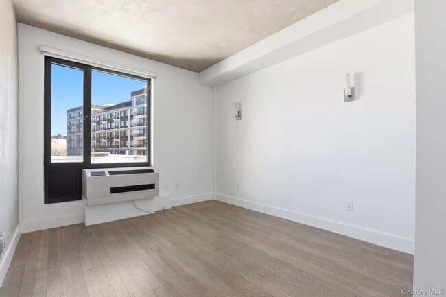 Building Photo - 225 E 138th St